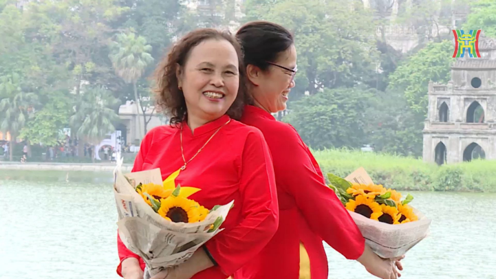 Phố phường Hà Nội chào mừng 50 năm thống nhất đất nước